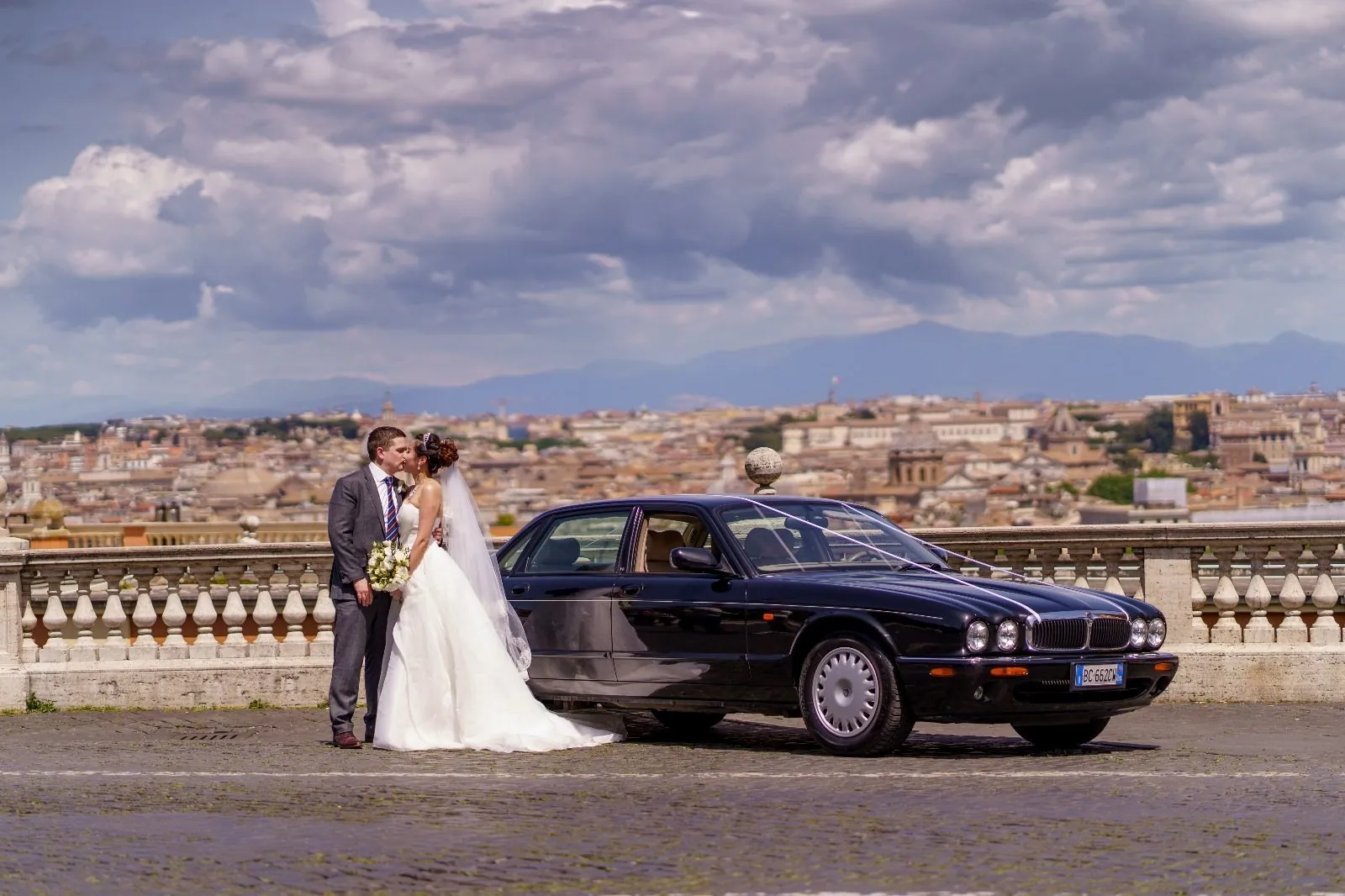 Noleggio Jaguar XJ8 nera con aria condizionata per matrimoni di lusso a Roma
